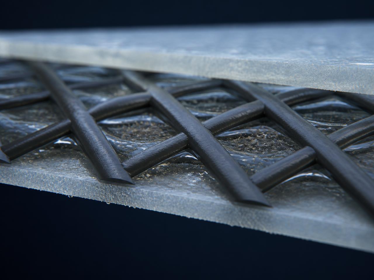 3D cutaway of a conventional non-symmetric feed channel lattice with particles trapped in stagnation pockets